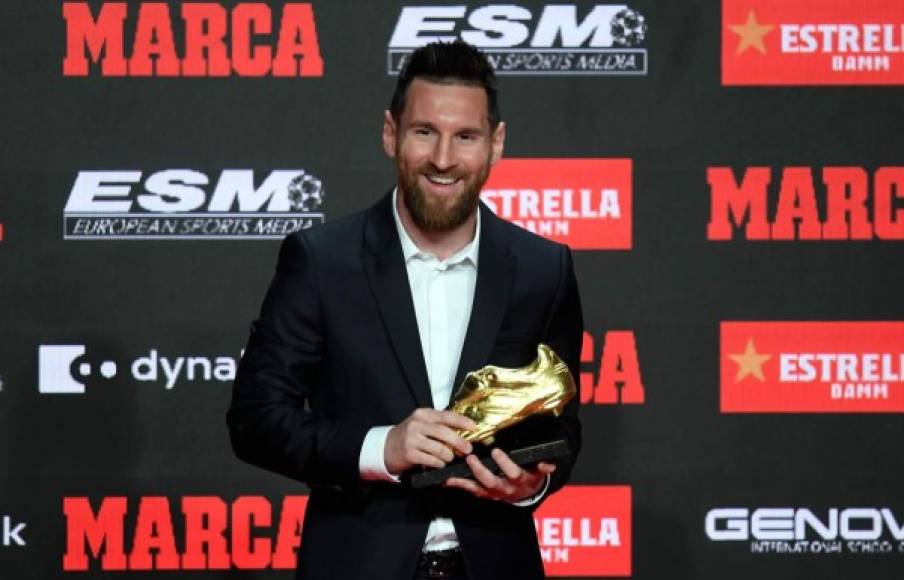 Messi posando muy sonriente con su sexta Bota de Oro.