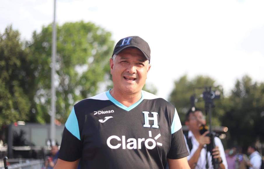 El entrenador de la Selección de Honduras atendió a los medios de comunicación que cubrieron el entreno.