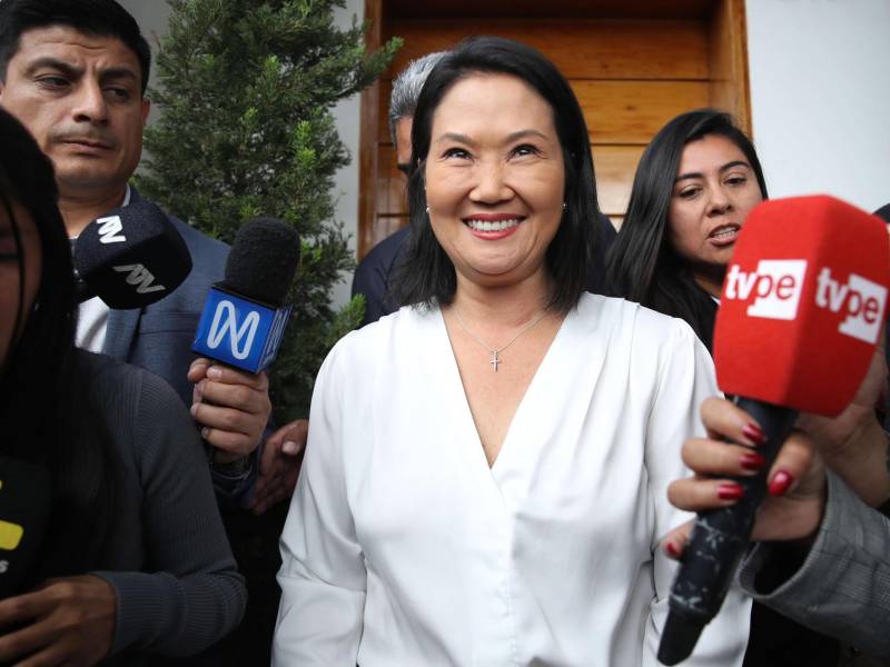 La candidata derechista Keiko Fujimori habla con periodistas el miércoles, en Lima (Perú).