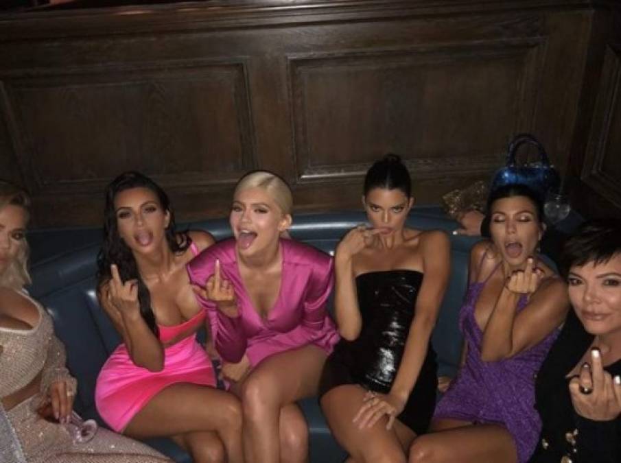A la fiesta de Kylie no pudo faltar el resto del clan kardashian. La celebración dio inició con una cena en el restaurante Craig's de West Hollywood para sus familiares y amigos más cercanos.