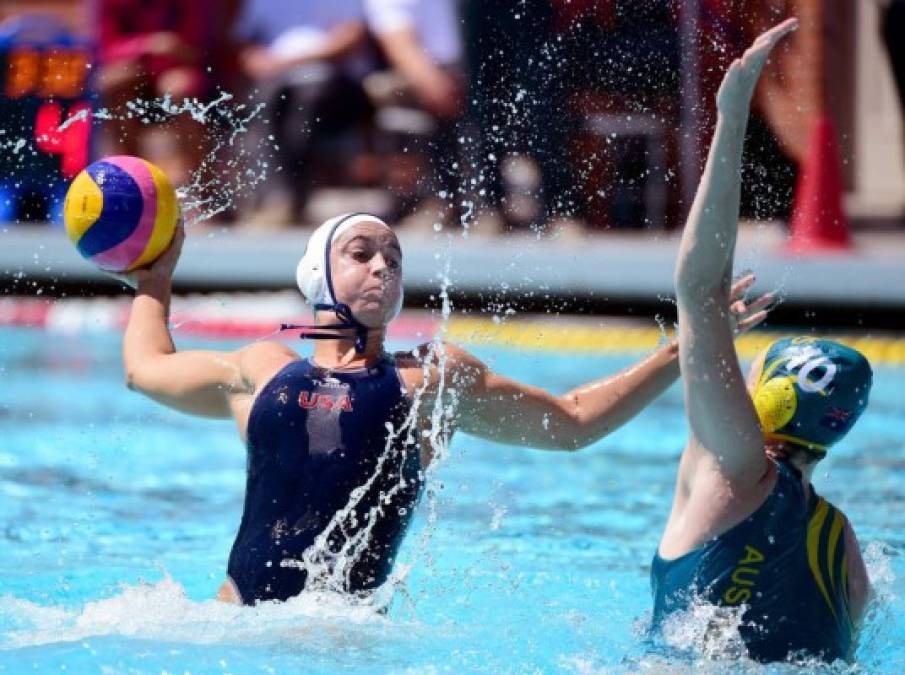 Maggie Steffens (6), de Estados Unidos, prepara su disparo frente a Ash Sur (10), de Australia, durante los ensayos del equipo olímpico 2016 de waterpolo, en el Centro Acuático Uytengsu de la ciudad de Los Ángeles, California.