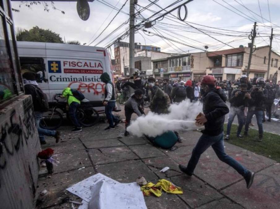 La policía dispersó la multitud con granadas de estruendo y gases lacrimógenos. Aunque varias ambulancias acudieron al lugar, las autoridades no han confirmado si hubo heridos en las protestas.