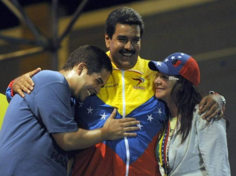 Maduro se casó por segunda vez con la abogada Cilia Flores, autodenominada primera combatiente del país. Flores tiene tres hijos de un matrimonio anterior.