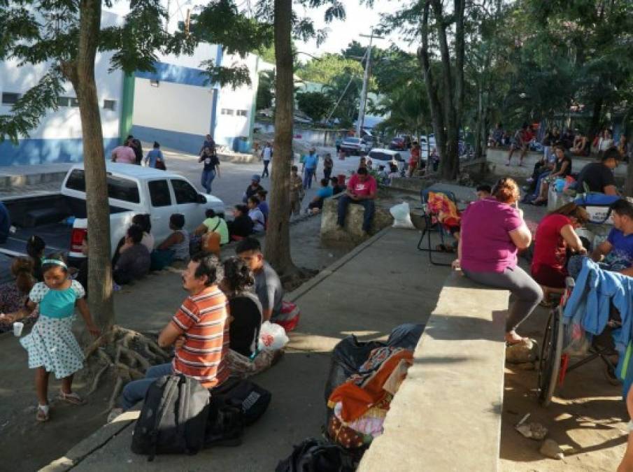 Algunos pacientes vienen de otros departamentos y se ven obligados a traer hasta comida porque solo vienen con el pasajero, pero con la esperanzas de salir aliviados de este centros y llevar consigo los medicamentos, de los cuales muchas veces solo se regresan con la receta.