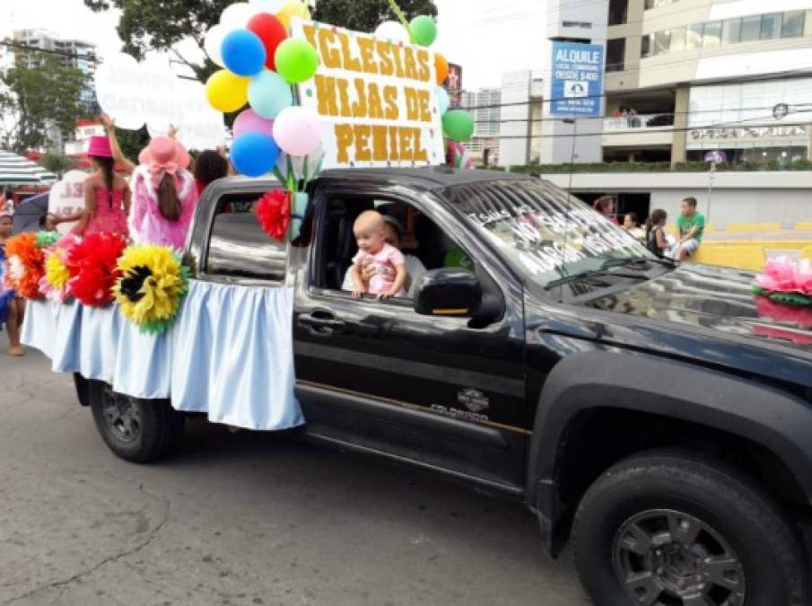 Con carrozas y pancartas mostraron su devoción a la palabra de Dios. Además, hubo danzas y alegres cantos.