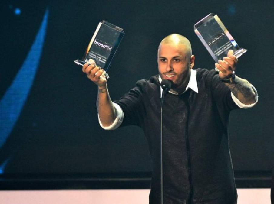 El cantante estadounidense Nicky Jam posa con dos premios recibidos durante la gala de los premios Billboard a la Música Latina hoy, jueves 28 de abril de 2016, en el BankUnited Center de Miami, Florida (EE.UU.). EFE/Gastón de Cárdenas