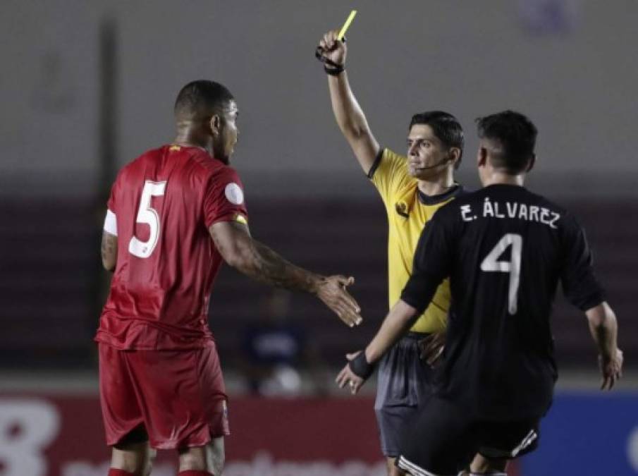 Román Torres, capitán de Panamá, siendo amonestado por una falta.