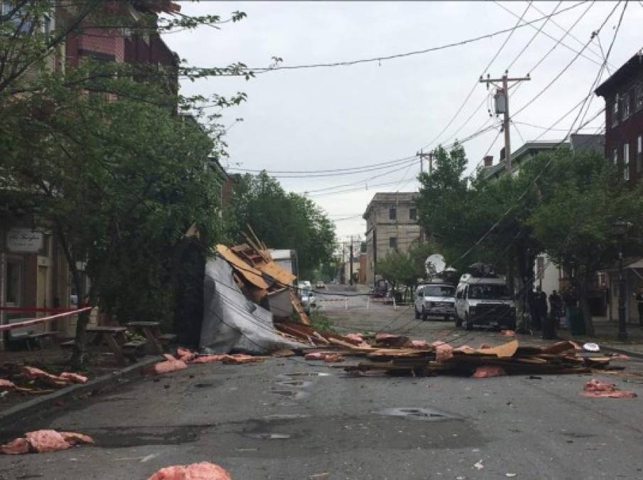 Las ráfagas de viento de entre 80 y casi 100 km por hora derribaron varios árboles y líneas de electricidad, causando severos daños en zonas residenciales y dejando a miles de personas sin luz.