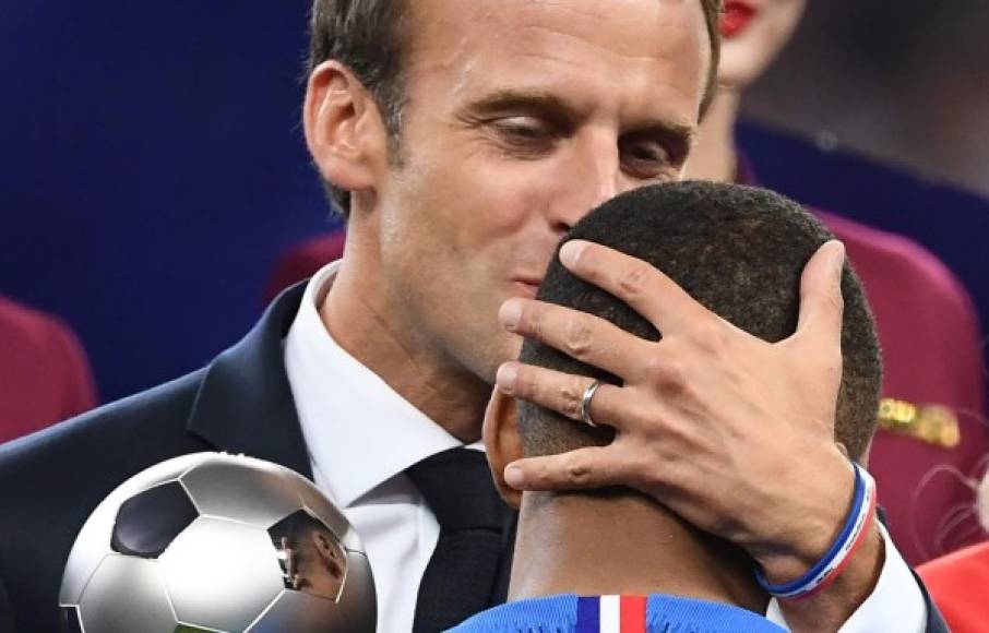 Otro de los momentos curiosos que dejó el presidente de Francia, el momento en donde decidió darle un beso a Mabappé, la joven estrella del equipo francés.<br/>