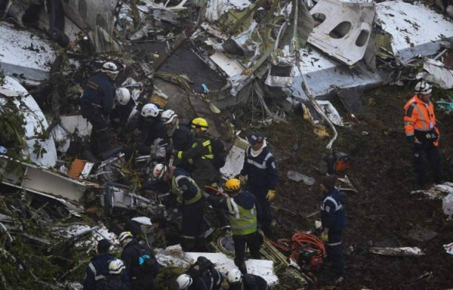 Las autoridades colombianas redujeron hoy a 71 el número de fallecidos en el avión fletado por el club brasileño Chapecoense que se accidentó anoche cuando se aproximaba al aeropuerto de Medellín, ya que cuatro personas no embarcaron a última hora.