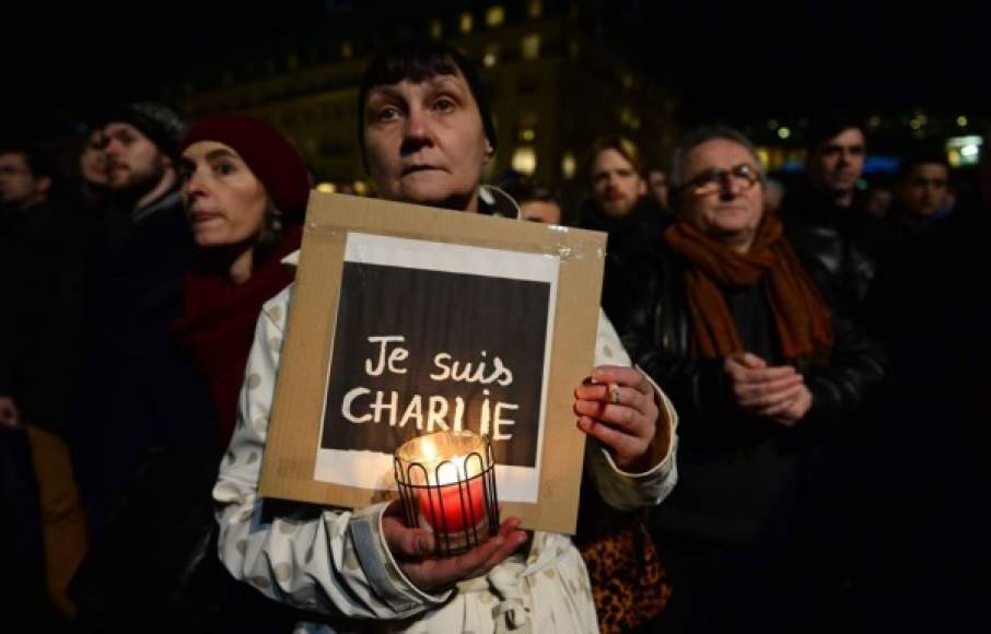 La imagen y el hastag de #jesuischarlie (“Yo soy Charlie”) ha llenado este miércoles las redes sociales en solidaridad con las víctimas del ataque contra el Charlie Hebdo, contra el terrorismo y en defensa de la libertad de prensa.