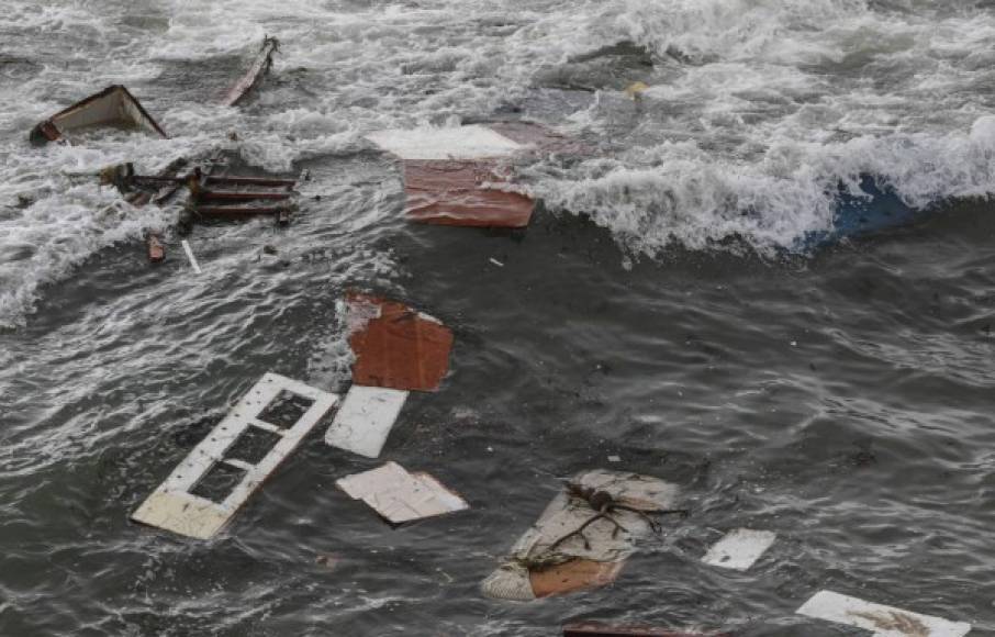 La embarcación quedó completamente destruida y sus restos alcanzaron la orilla, según fotografías difundidas en Twitter por los bomberos de San Diego.