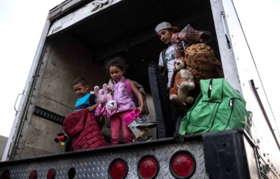 Los migrantes, enre los que se encontraban miles de niños, recorrieron el territorio mexicano en camiones, tráilers y autobuses.