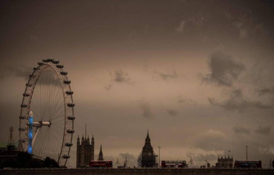 Ofelia, que a su entrada a Europa ha sido catalogada de tormenta, azota hoy partes de Inglaterra, en particular Escocia, donde se ha declarado el riesgo de inundaciones y parte del transporte está interrumpido, tras causar graves estragos el lunes en Irlanda, donde causó la muerte de tres personas.