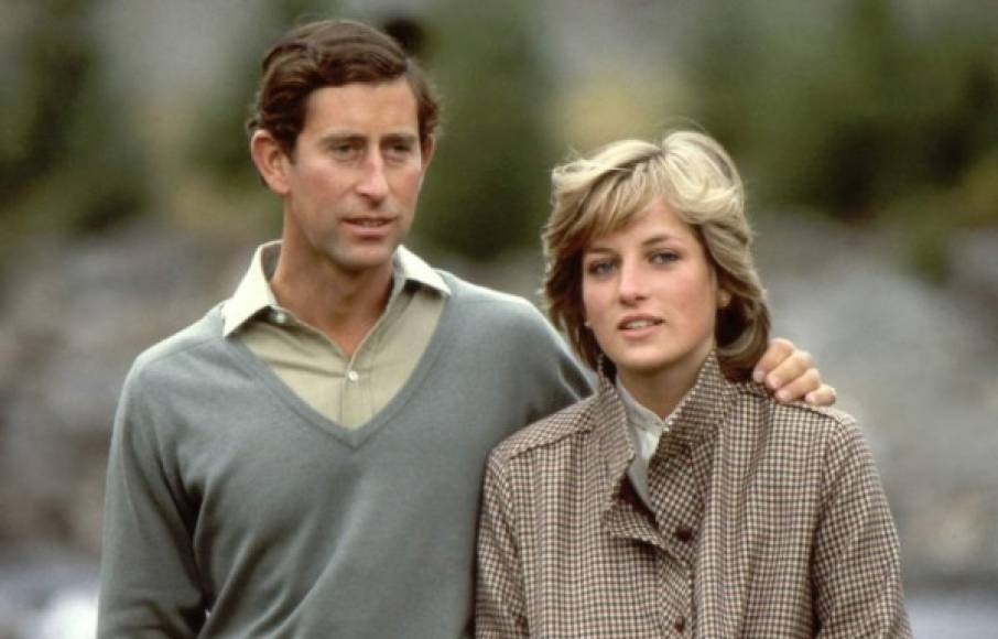 Camila y Carlos se conocieron en 1970 en un partido de Polo. Fueron pareja durante unos meses hasta que el príncipe tuvo que ingresar a la Marina. Tres años más tarde, Camila se casó con Andrew Parker Bowles, y en 1981 el príncipe anunció su compromiso con Diana Spencer. Tras casarse con la princesa del pueblo, Carlos mantuvo un romance secreto con Camila que salió a la luz en 1992. Pocos años después, el Palacio de Kensington anunció el divorcio del heredero.