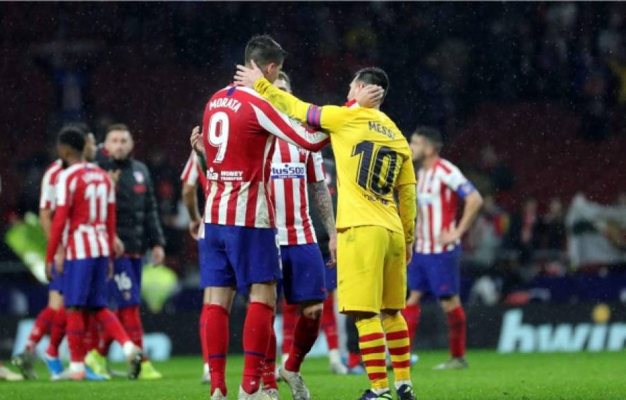 Messi saludando a Álvaro Morata tras el pitazo final.