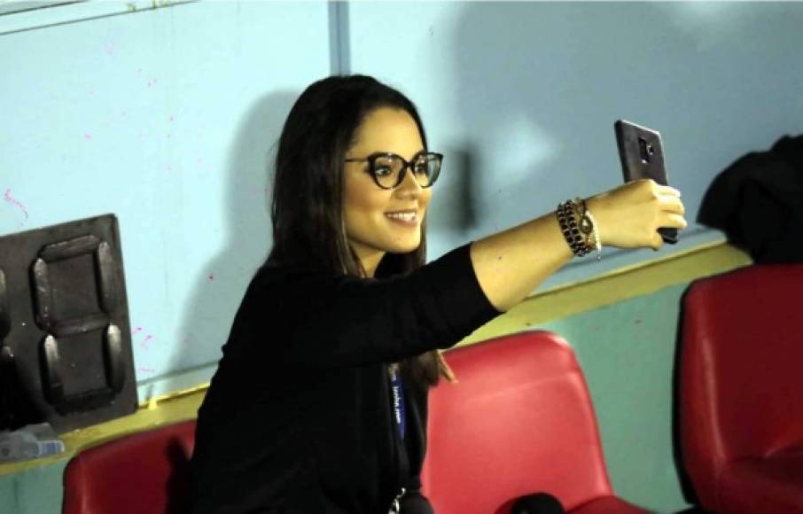 La presentadora deportiva Gasha Haylock, del Canal 25 Litoral Atlántico, tomándose un selfie en el estadio Municipal Ceibeño previo al juego Vida-Real de Minas.