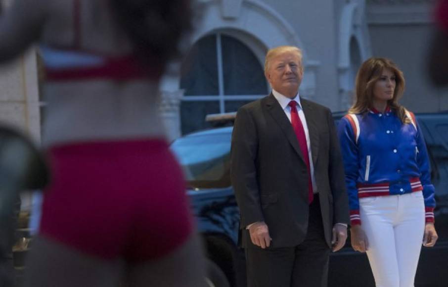 La pareja presidencial estadounidense, Donald y Melania Trump, se unieron a la fiesta por el Super Bowl en su resort de Mar-a-Lago, en Palm Beach. Tras rumores de una crisis matrimonial en la Casa Blanca, los Trump volvieron a protagonizar un momento viral en Florida.