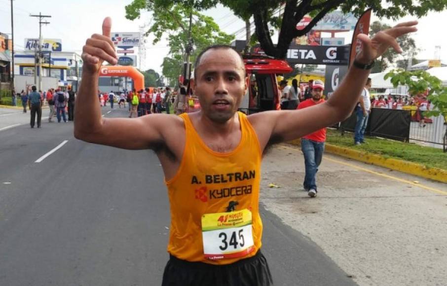 Gustavo Romero de Honduras quedó en primer lugar de la categoría nacional en la Maratón Internacional de Diario LA PRENSA.