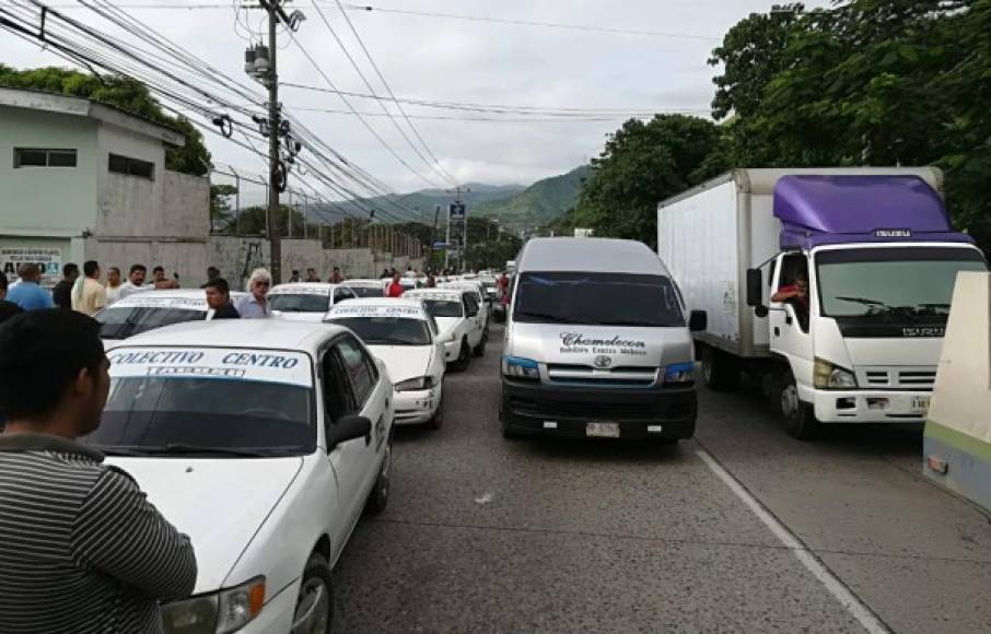 Conductos bloquearon una vía en la entrada de Chamelecón, San Pedro Sula.