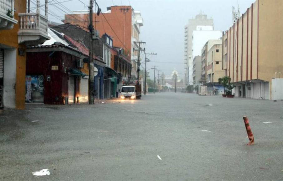 Desde las barriadas más alejadas, que son las más afectadas, hasta el centro histórico, donde los vehículos han quedado bajo el agua y algunos locales están inundados.
