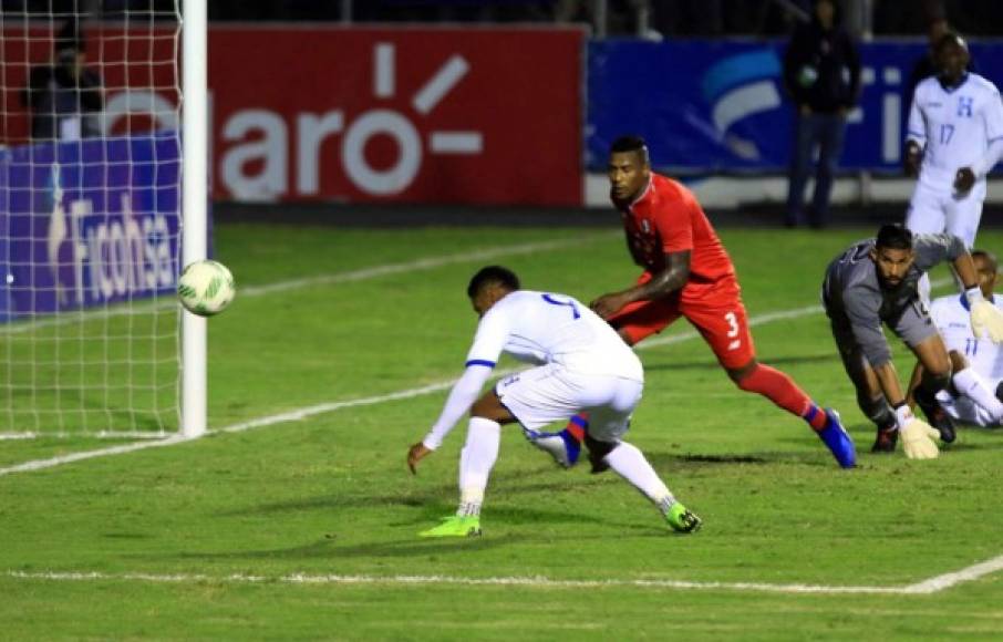 Antony 'Choco' Lozano estaba solo, pero no pudo pegarle al balón y se perdió la oportunidad de gol para Honduras en el primer tiempo.