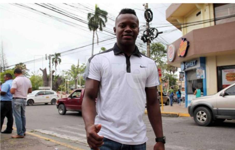 El delantero hondureño Júnior Lacayo deberá de presentarse en los próximos días al Santos Laguna de México club de su ficha. En los últimos meses estuvo en el Tampico de segunda del balompié azteca.