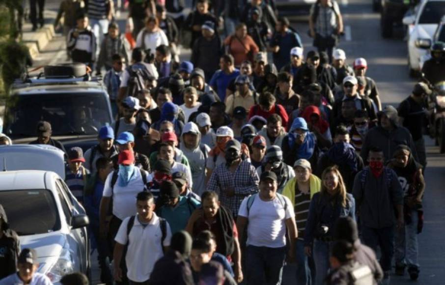 En tanto, un grupo de 200 migrantes salvadoreños partieron esta madrugada en su país buscando unirse a la caravana de migrantes hondureños en Guatemala.