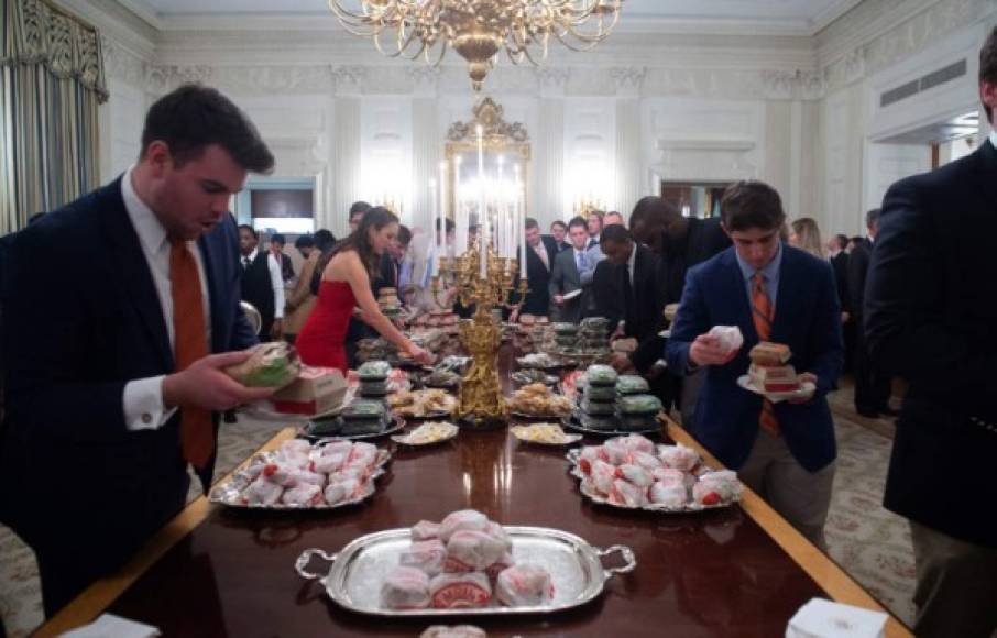 Pese a las críticas en redes sociales, los jugadores disfrutaron la cena en la Casa Blanca, según Trump.