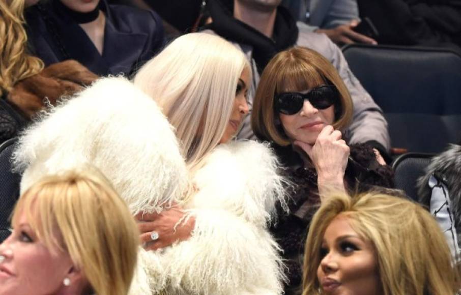 Kim Kardashian saluda a la editora de Vogue, Anna Wintour.