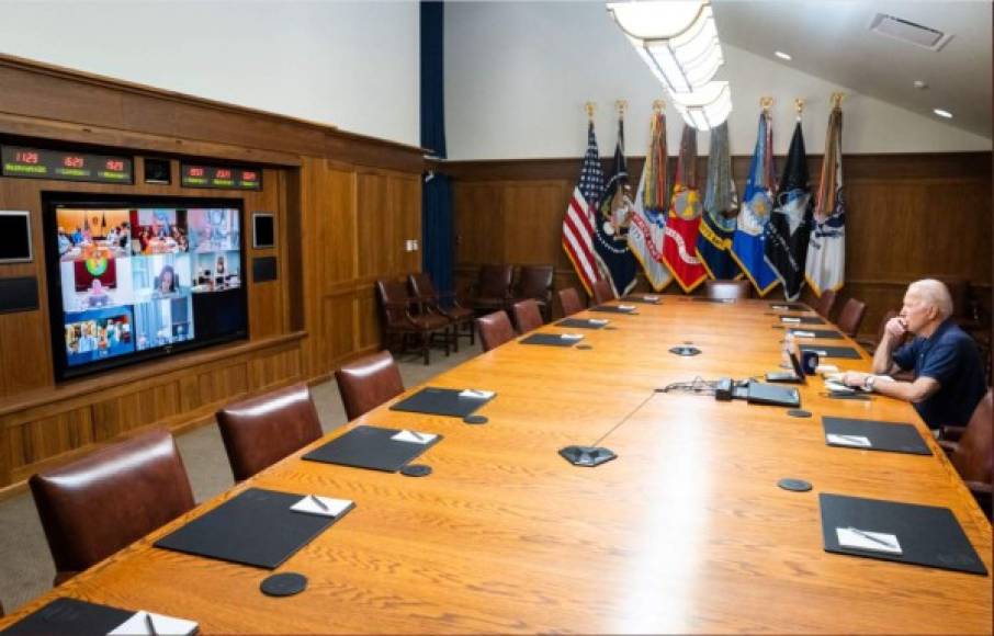 La Casa Blanca publicó una foto de Biden, que se encuentra de vacaciones en la residencia de descanso de Camp David, recibiendo informes sobre la situación en Kabul. Aunque Biden está hablando por videoconferencia con sus asesores de seguridad, parece totalmente aislado, en una habitación vacía y sentado en una mesa larga con asientos desocupados.