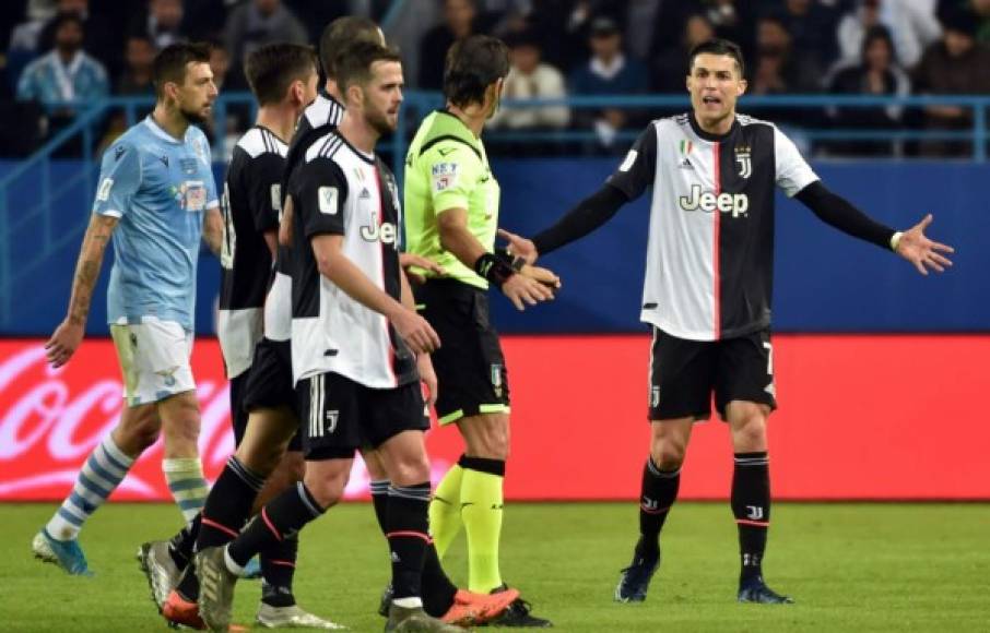 Cristiano Ronaldo se mostró muy molesto con el arbitraje y les reclamó a los árbitros al medio tiempo del partido.