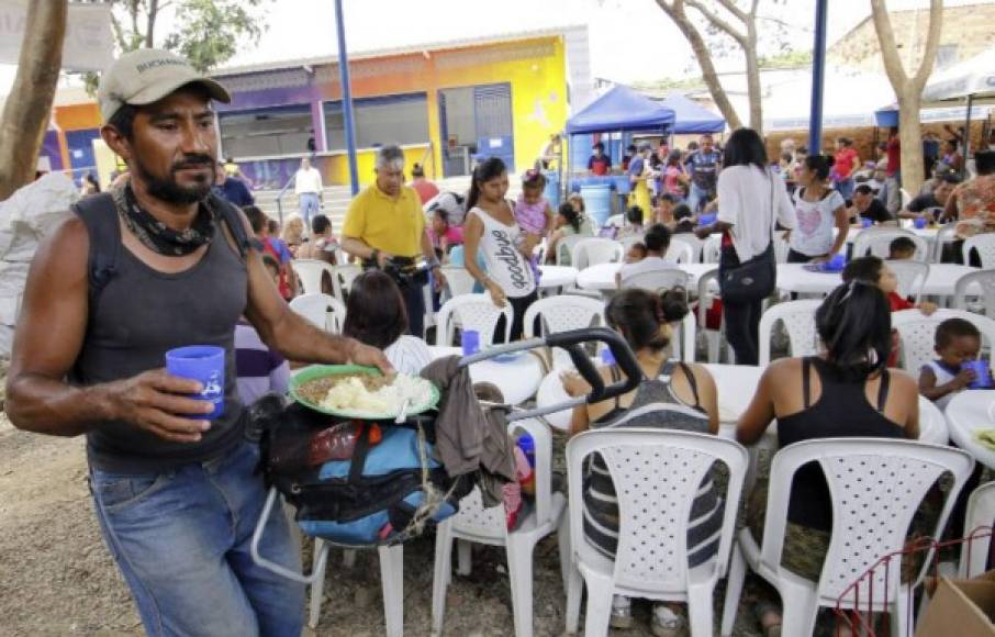 En Colombia, los migrantes son atendidos en varios campamentos improvisados para refugiados mientras definen si regresan a su país o si permanecerán en el exilio hasta que 'Venezuela vuelva a convertirse en lo que era antes'.