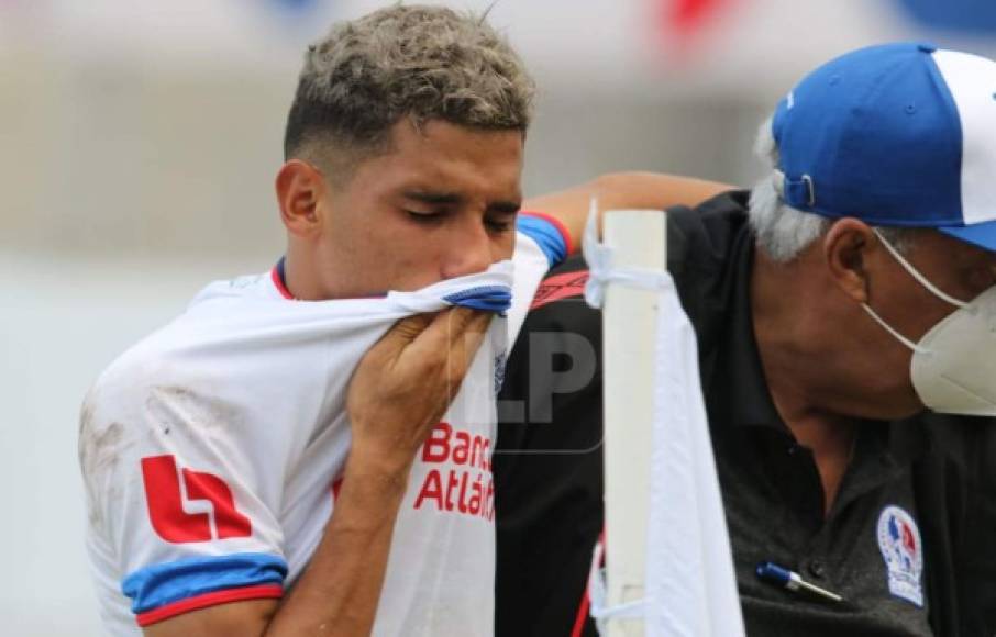 José Pinto del Olimpia se tuvo que retirar del partido lesionado y no pudo contener las lágrimas.
