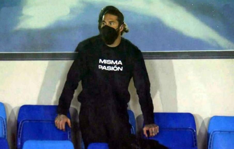 Sergio Ramos fue captado en el palco del estadio madridista y portaba una camisa con el mensaje 'Misma pasión', una campaña iniciada por el fútbol español para poner en valor el fútbol femenino.