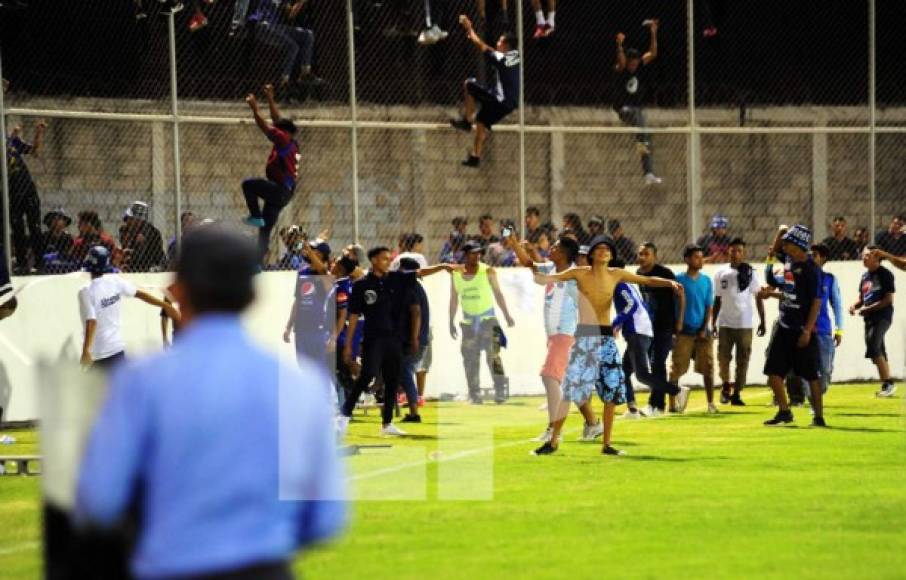 Aficionados del Motagua invadieron el campo al final del partido y la Policía Nacional trato de controlar la situación.