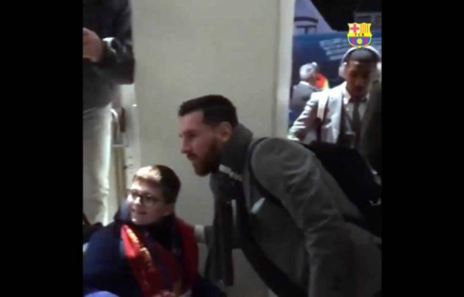 Messi tuvo un bonito gesto con varios niños que lo esperaban en sillas de ruedas en el estadio del PSV. El argentino firmó autógrafos a los pequeños y se tomó fotos. ¡Grande, Leo!