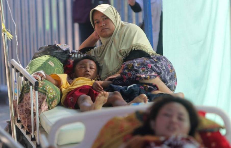 Los heridos son atendidos en tiendas de campaña en las afueras de los hospitales por temor a nuevos sismos o las fuertes réplicas.