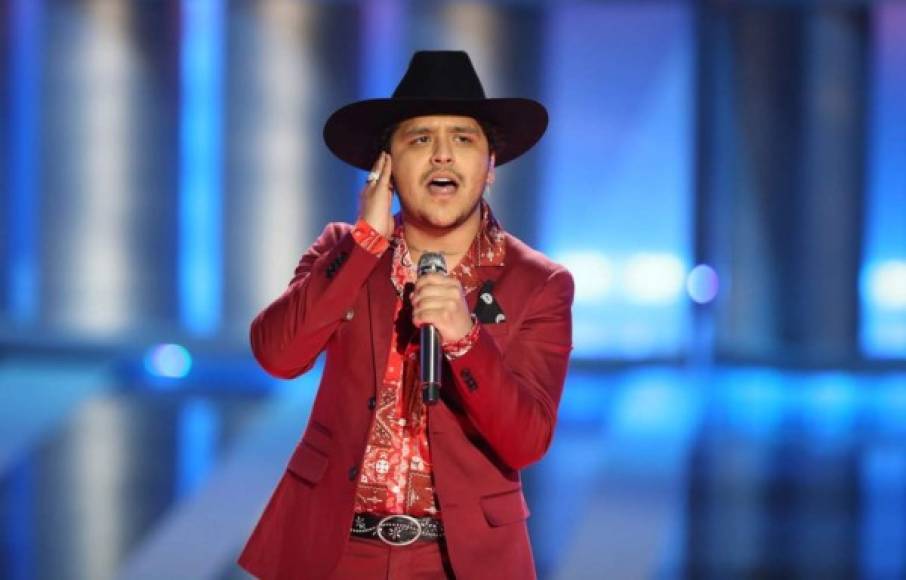 Christian Nodal<br/>El intérprete mexicano nació el 11 de enero de 1999 en Sonora. A los 13 años comenzó a componer canciones. En 2017, con tan sólo 18 años, lanzó su primer disco titulado “Me Dejé Llevar”, que contiene el tema “Adiós amor”, su canción más exitosa y con la que ganó el reconocimiento a la Canción Regional Mexicana del año de los Premios Billboard de la Música Latina.