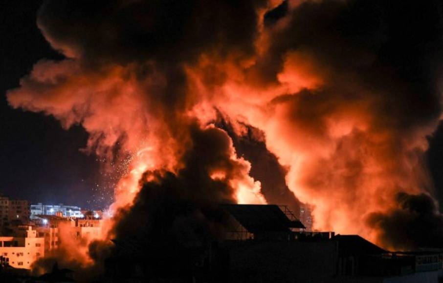 La Media Luna Roja catarí afirmó que sus oficinas en la ciudad de Gaza resultaron dañadas por un bombardeo, y el Ministerio de Salud, cuyos locales fueron alcanzados por los misiles, así como una clínica.