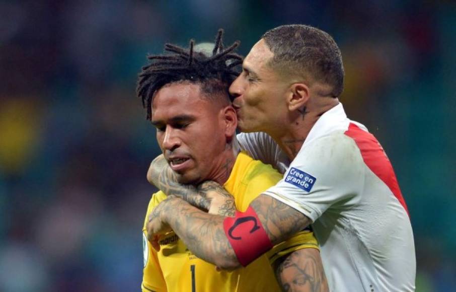 Paolo Guerrero le da un tremendo beso a Pedro Gallese, el héroe de Perú en la tanda de penales.