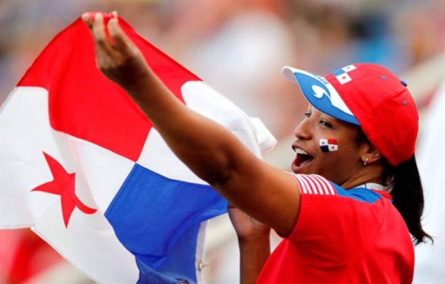 La aficionada panameña disfrutó de esta forma del debut mundialista de su equipo. Foto EFE