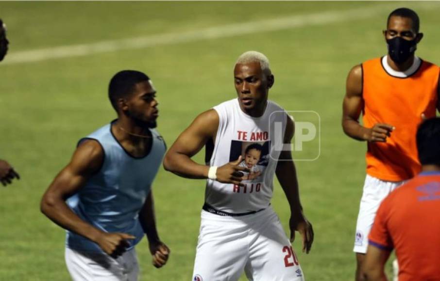 En el estadio Nacional, Deiby Flores salió al calentamiento con una camiseta en dedicatoria a su hijo.