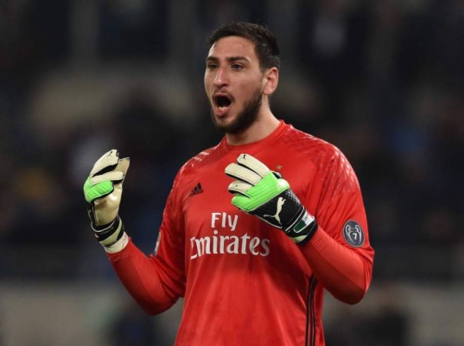 El Milan busca sustituto para Gianluigi Donnarumma. En Italia dan por hecha la venta del portero italiano para cumplir con el Fair Play Financiero. Manchester United y PSG son los más interesados en ficharlo y podría salir por unos 50 millones de euros. Se baraja la opción de Mattia Perin como relevo de 'Gigi' y a cambio Pepe Reina a la Juve como suplente de Wojciech Szczesny.