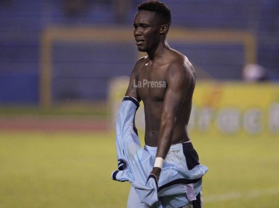 El delantero Rubilio Castillo del Motagua salió llorando tras la derrota.