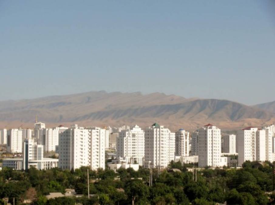 La “ciudad blanca” o “ciudad del mármol blanco” podrían ser definiciones perfectas para Ashgabat, capital de Turkmenistán, una metropoli donde enormes moles gubernamentales, palacios y memoriales cubren el horizonte.<br/><br/>Solo el barrio de Berzengi posee uno de esos récord Guinness más insólitos, el de la mayor concentración de edificios de mármol blanco del mundo.<br/><br/>La ciudad también tiene otro récord Guinness por tener la noria cubierta más grande del mundo.<br/><br/>Tanta belleza pero ¿Y sus habitantes?, Ashgabat tiene fama de ser una ciudad fantasma. <br/>A pesar de tener más de un millón de habitantes, casi no hay tráfico, sus aceras están vacías. La ciudad fue destruida por un terremoto en 1948 pero ahora es una ciudad llena de lujo.