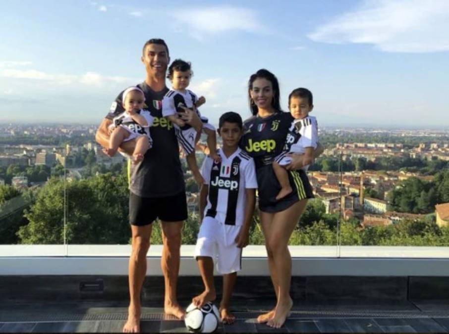 Hoy en día Cristiano Ronaldo es uno de los futbolistas más millonarios del mundo y es un hombre de familia.