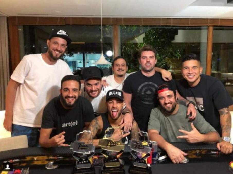 'Neymar vive en una olla a presión y somos un escape. No hablamos de fútbol. Somos una forma de que él libere el estrés de su vida. Estamos juntos para conversar, viajar...', aseguró uno de los miembros del grupo de amigos del astro brasileño.