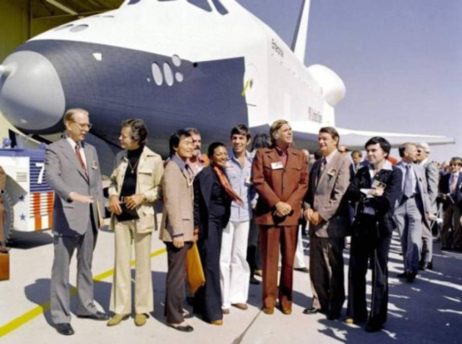 Tripulación de la nave estelar Enterprise, junto a la empresa de la NASA en 1976. <br/>