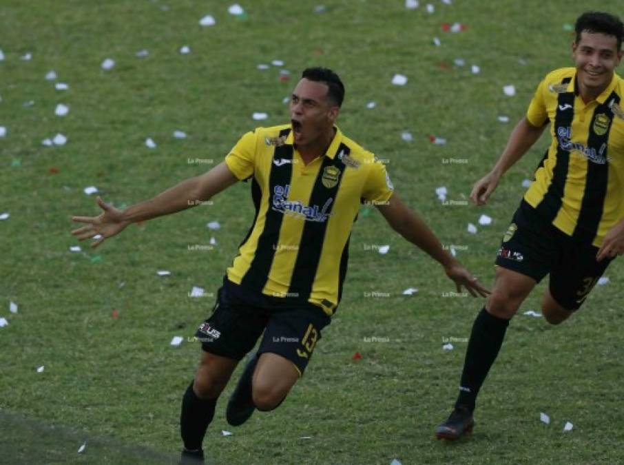 Ángel Tejeda festejó por todo lo alto el gol del empate. Al final el clásico finalizó 2-2 en el Yankel Rosenthal.